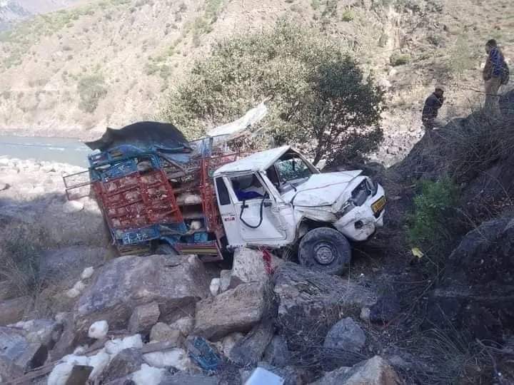 'Accident: 01 died, 01 injuried after a carrier vehicle fall into gorge near Shibnote Premnagar, Doda'